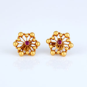 Gold stud earring with Stone