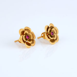 Gold stud earring with Stone
